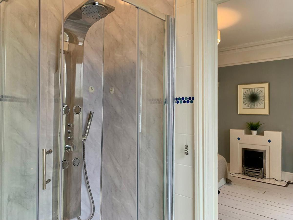 Somerford Place - 6 Beds - Sleeps 12 - Parks 2-3 Cars/Vans Willenhall Экстерьер фото