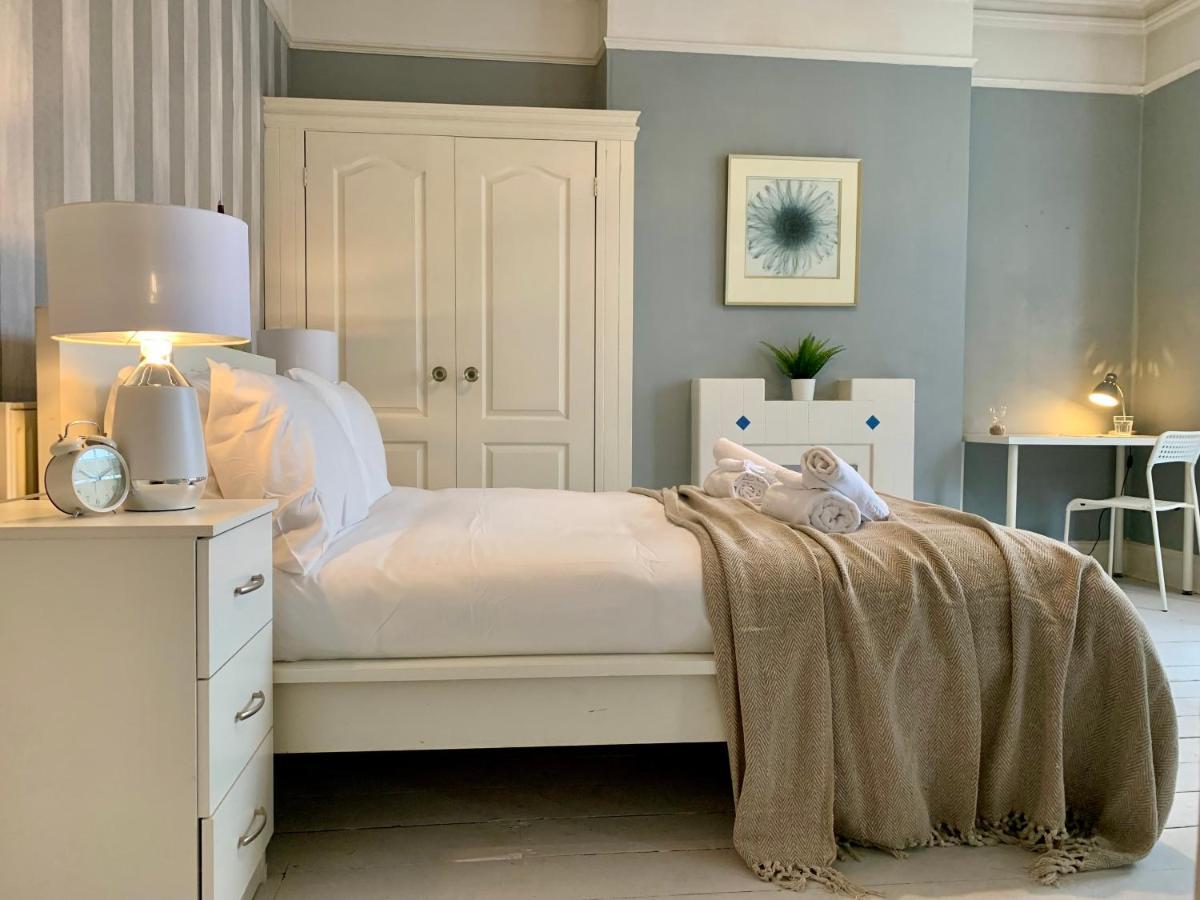 Somerford Place - 6 Beds - Sleeps 12 - Parks 2-3 Cars/Vans Willenhall Экстерьер фото
