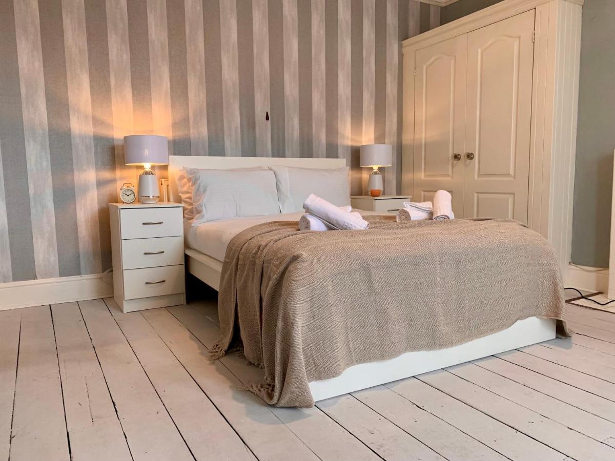 Somerford Place - 6 Beds - Sleeps 12 - Parks 2-3 Cars/Vans Willenhall Экстерьер фото