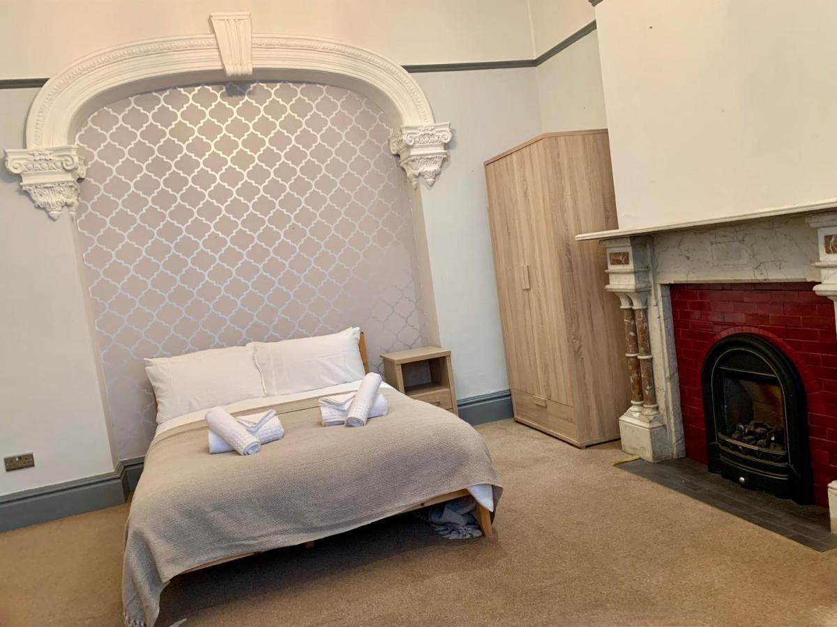 Somerford Place - 6 Beds - Sleeps 12 - Parks 2-3 Cars/Vans Willenhall Экстерьер фото