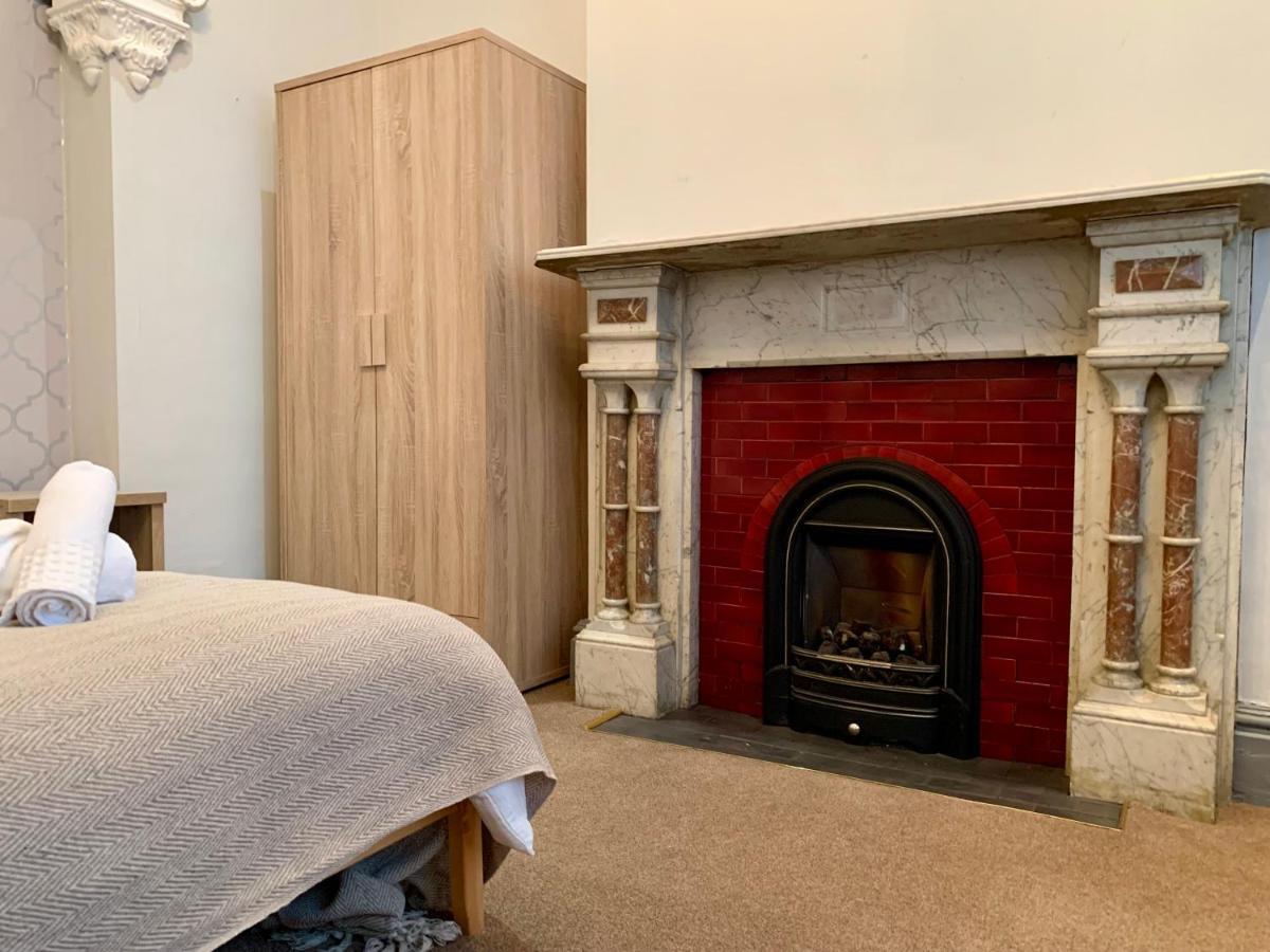 Somerford Place - 6 Beds - Sleeps 12 - Parks 2-3 Cars/Vans Willenhall Экстерьер фото