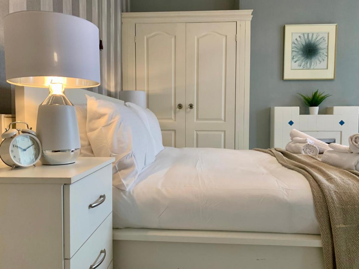 Somerford Place - 6 Beds - Sleeps 12 - Parks 2-3 Cars/Vans Willenhall Экстерьер фото