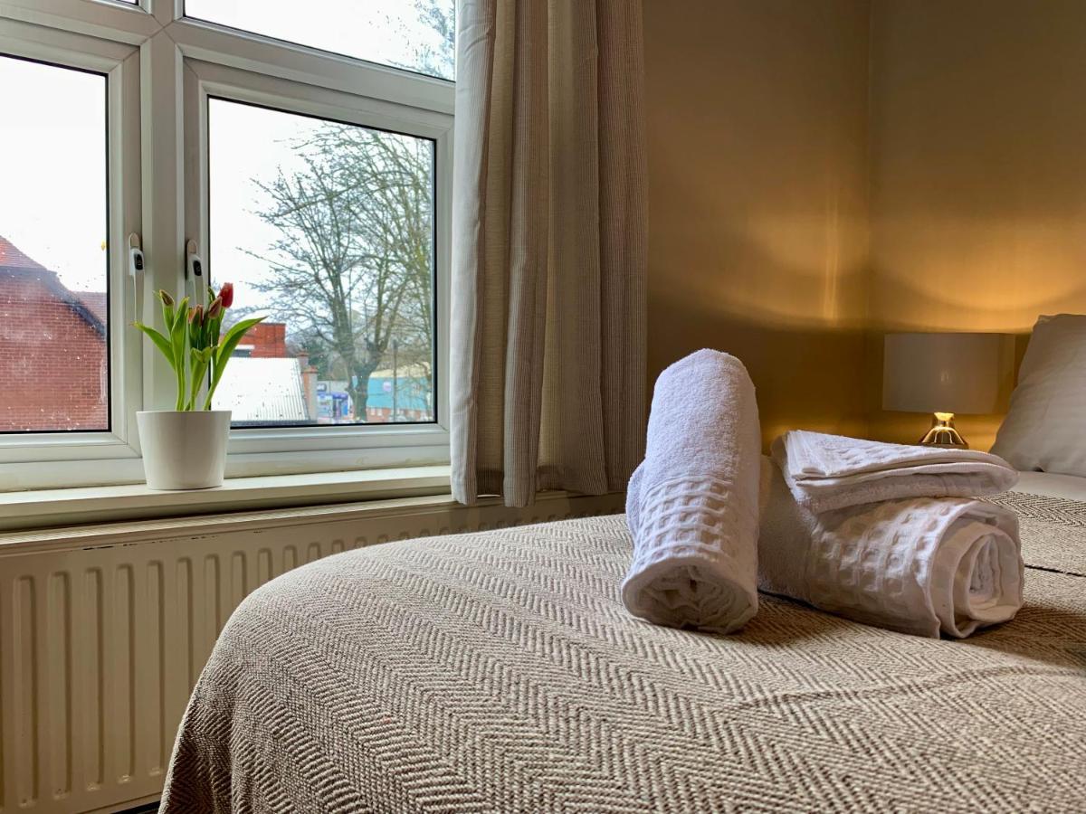 Somerford Place - 6 Beds - Sleeps 12 - Parks 2-3 Cars/Vans Willenhall Экстерьер фото