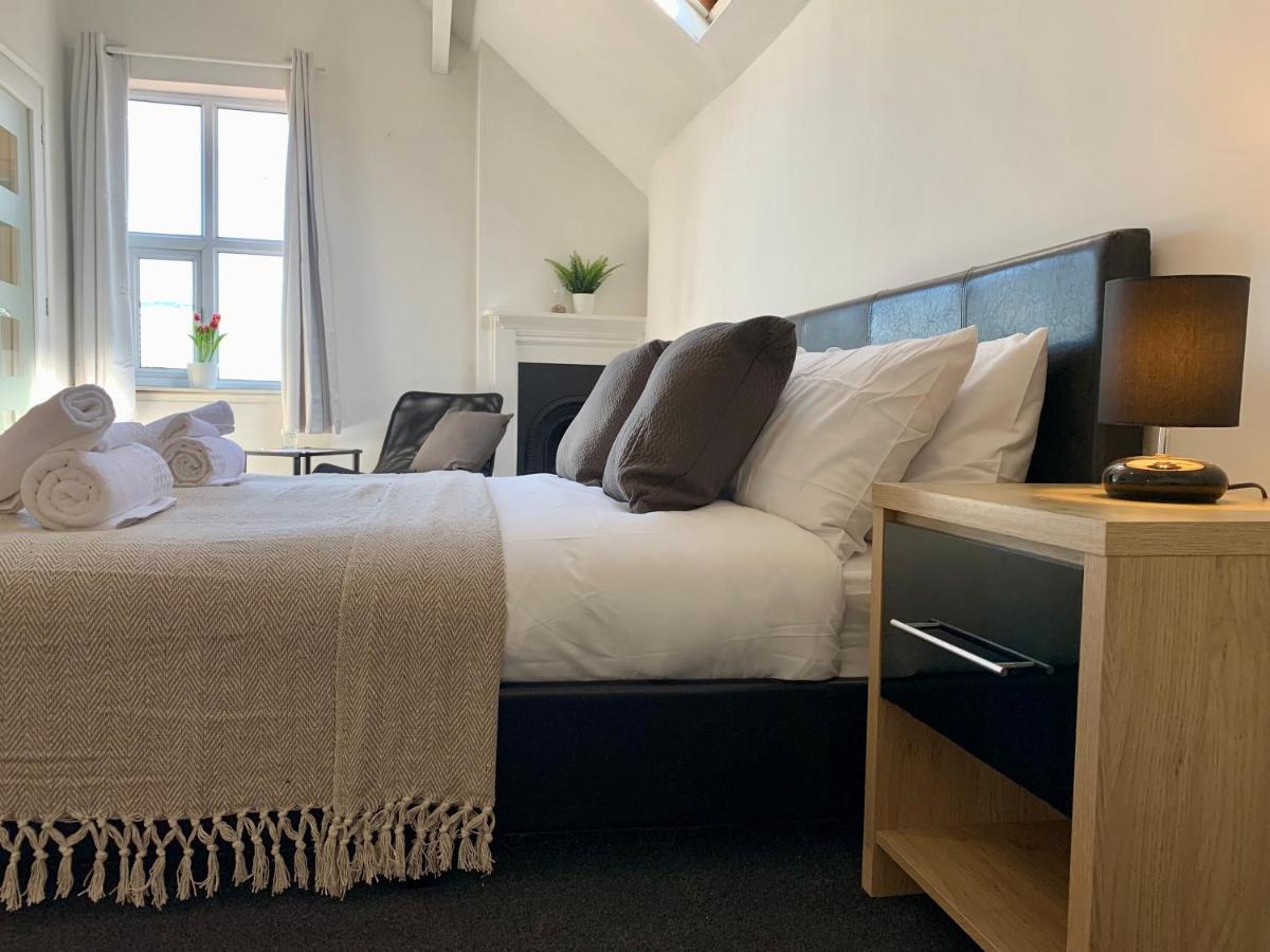 Somerford Place - 6 Beds - Sleeps 12 - Parks 2-3 Cars/Vans Willenhall Экстерьер фото