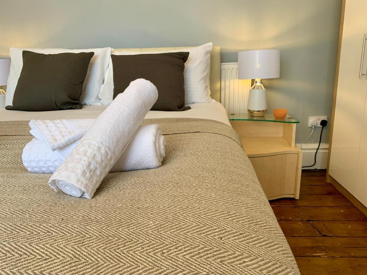 Somerford Place - 6 Beds - Sleeps 12 - Parks 2-3 Cars/Vans Willenhall Экстерьер фото