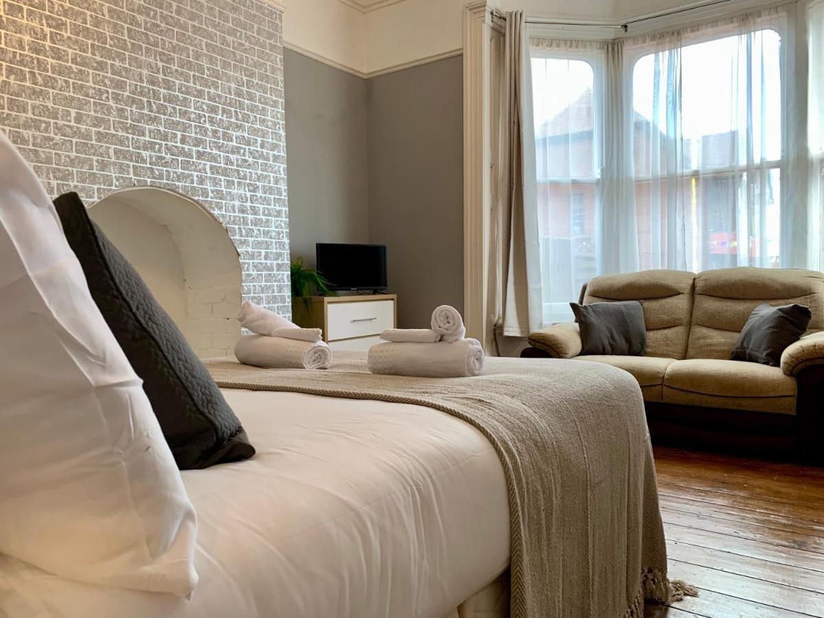 Somerford Place - 6 Beds - Sleeps 12 - Parks 2-3 Cars/Vans Willenhall Экстерьер фото